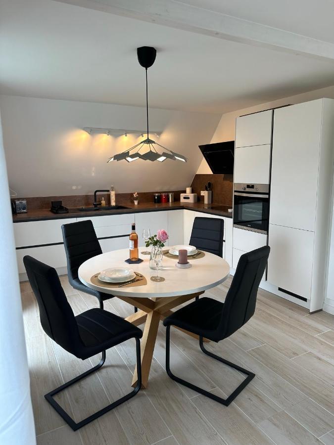 Helle, Grosszuegige Ferienwohnung Fuer 2 - 3 Personen Mit Parkplatz + E-Ladestation In Buchholz, Nordheide ブーフホルツ・イン・デア・ノートハイデ エクステリア 写真